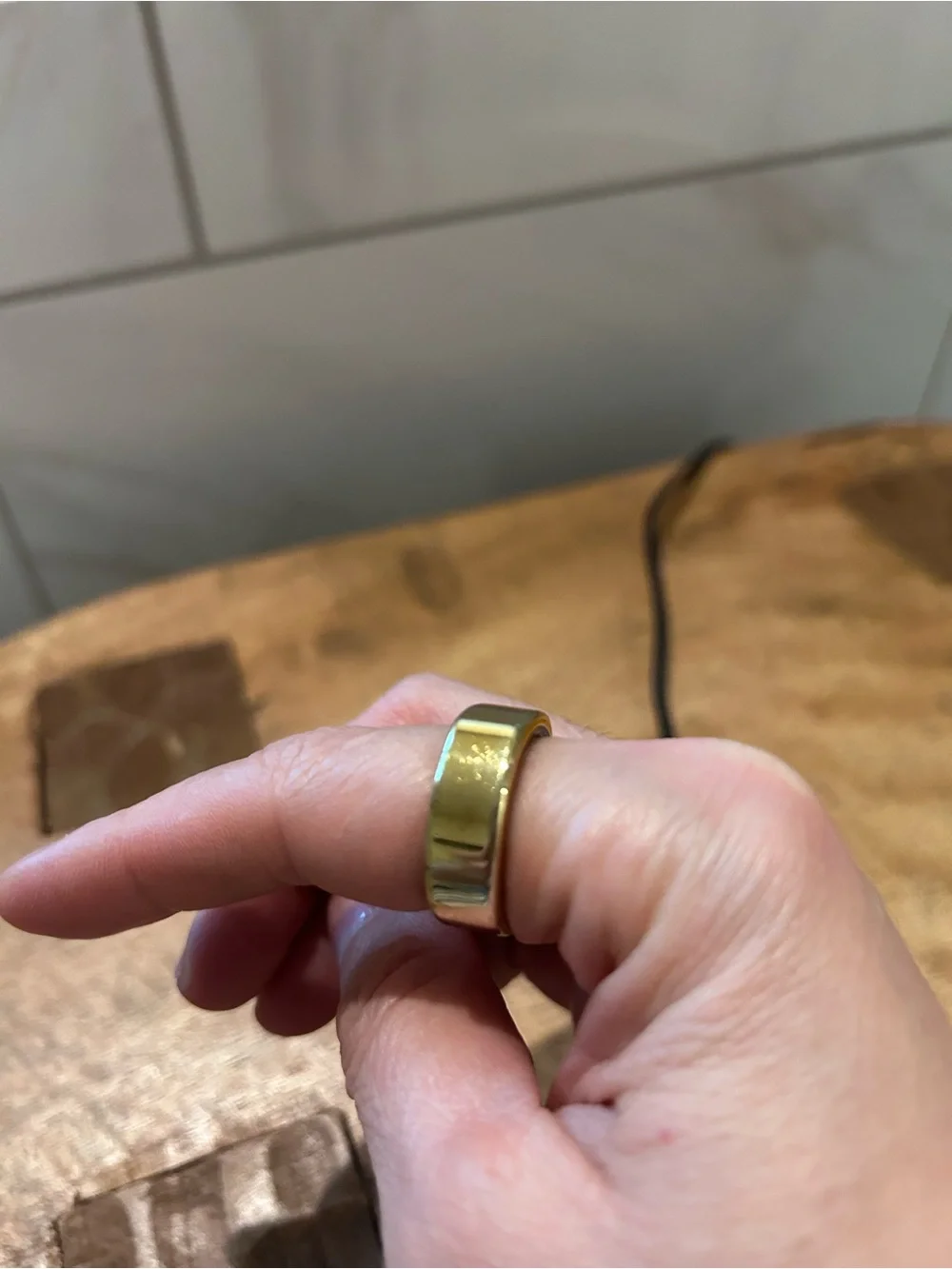 Oura Ring Gen 3 Gold w/charging dock. Size 8